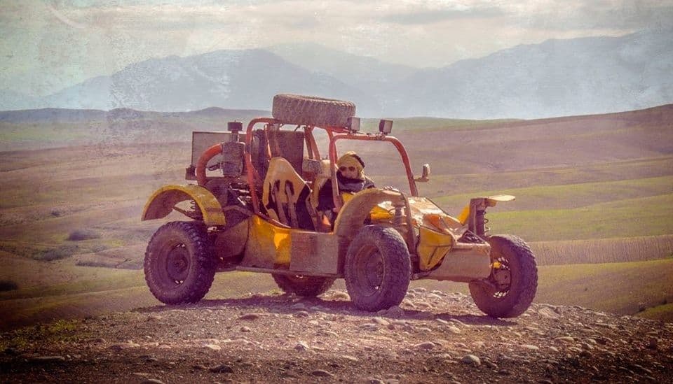 Conductor de buggy con casco en el desierto de Agafay
