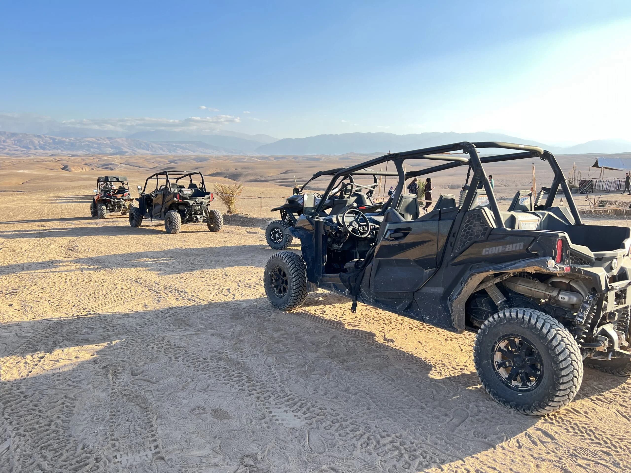 Buggy biplaza cruzando el desierto de Agafay con el lago Takerkoust y el Atlas al fondo