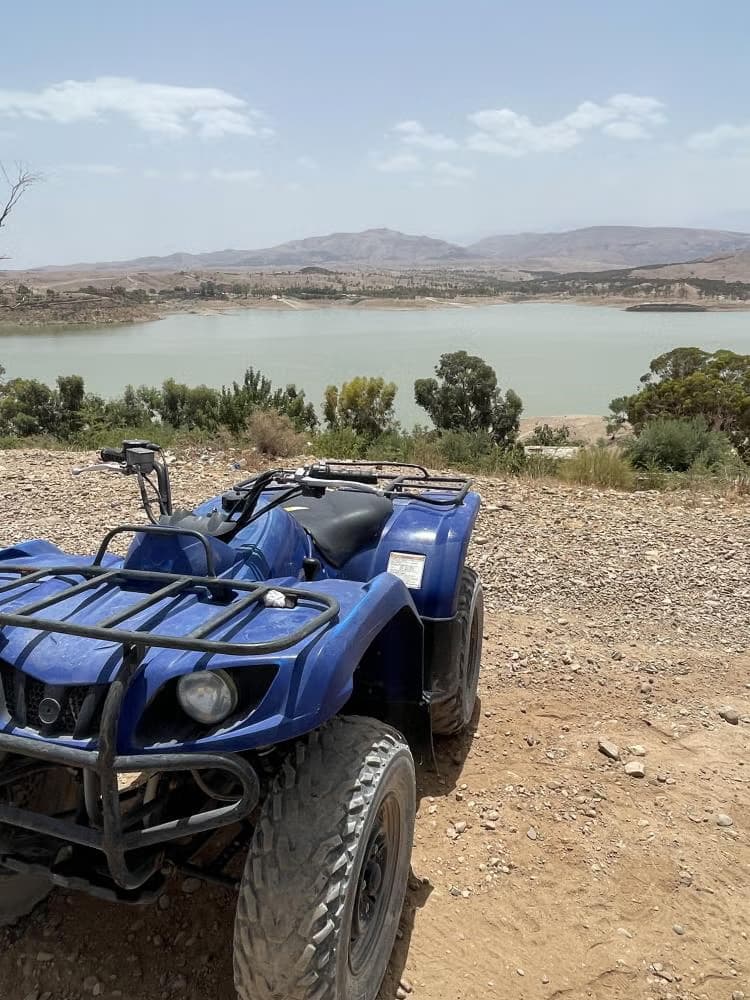 Conductor en quad sobre las pistas del desierto de Agafay