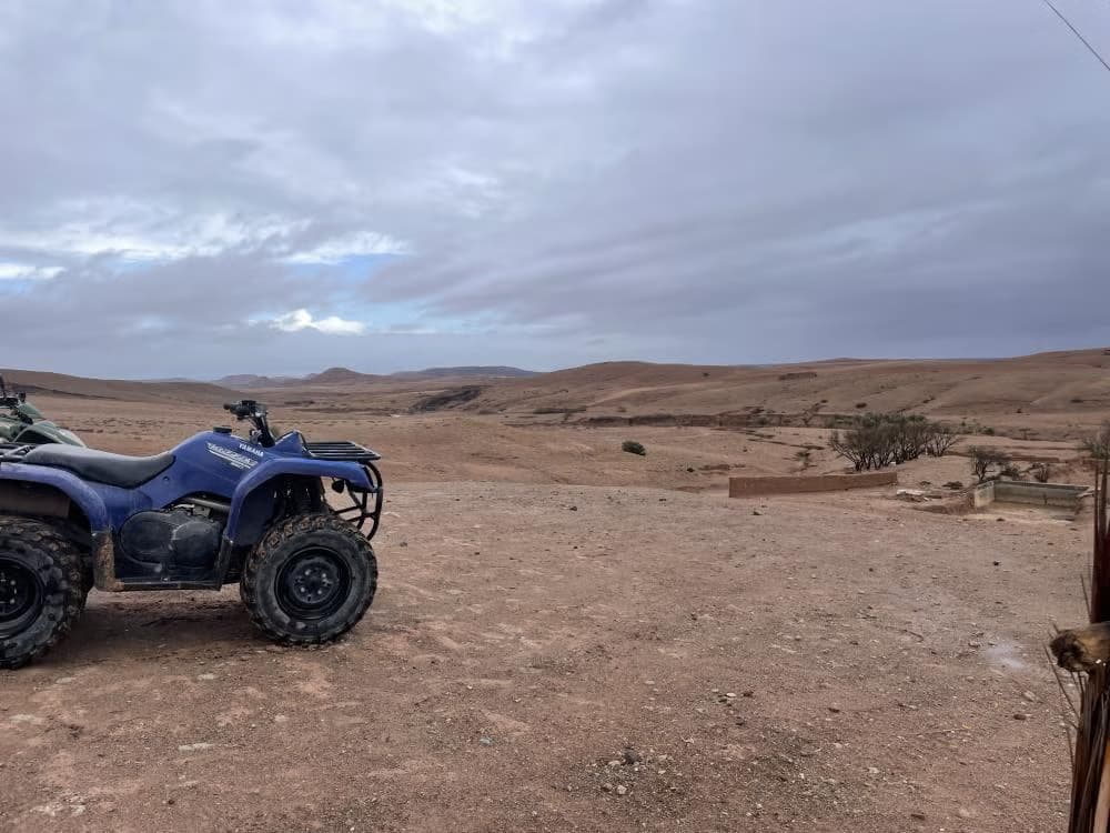 Ruta en quad por el desierto de Agafay con las montañas del Atlas al fondo